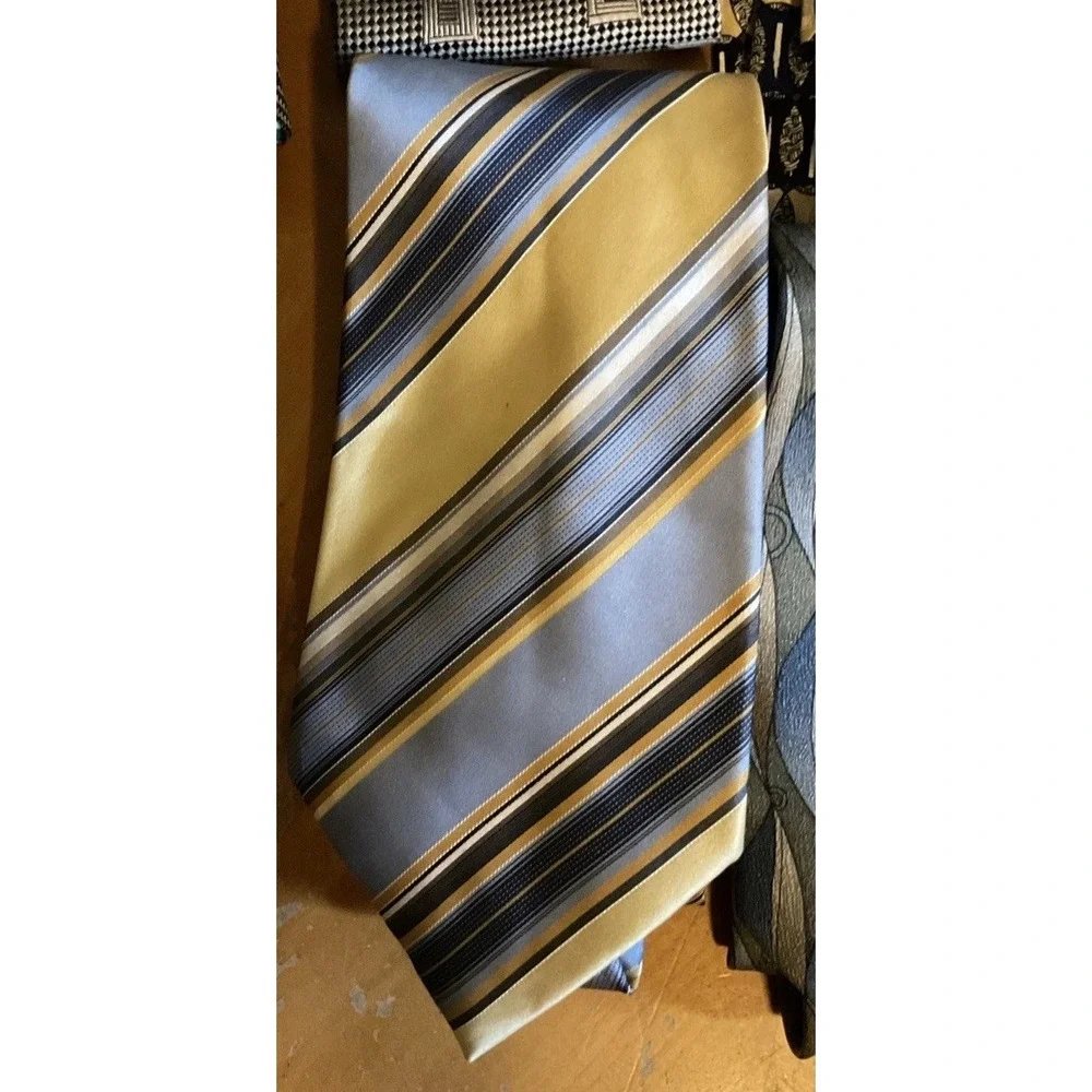Lot Of 11 Men's Silk Neck Ties, Van Heusen,‎ IZod, Danel Craig, And More